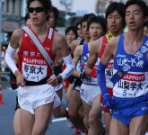 帝京大・西村知修を先頭に一団となって品川駅前を通過。西村の（写真で）右斜め後ろに矢澤の顔がかろうじて見える。