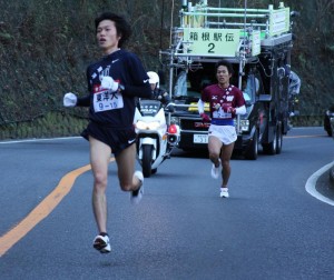 富永を懸命に追う加藤（１４．５キロ地点）。