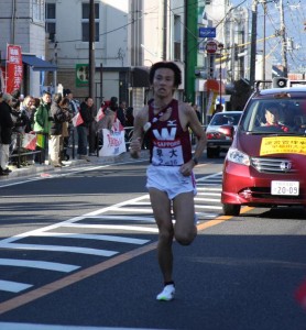 八木は、ここ国府津駅前までに飛坂を１分以上離した。