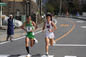 ＪＲ東日本・長谷川と並走しながら１０キロ手前を通過する加藤